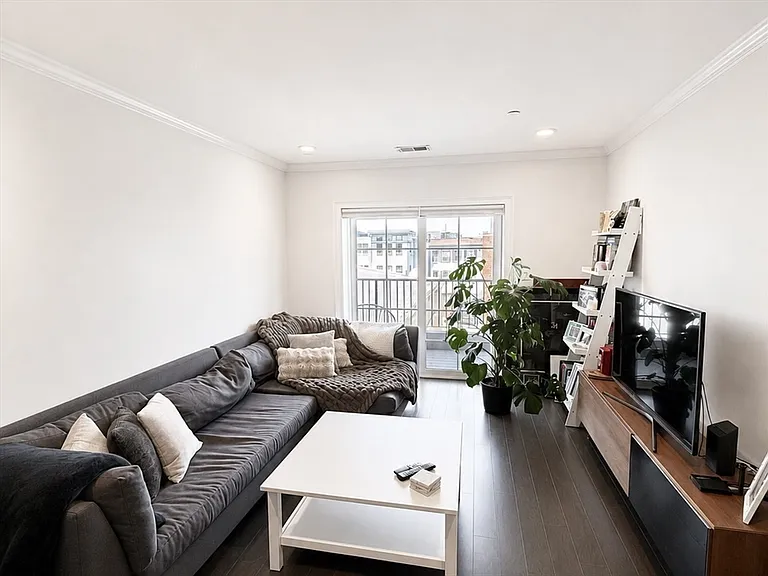 728 E Broadway #205 — Photo 4