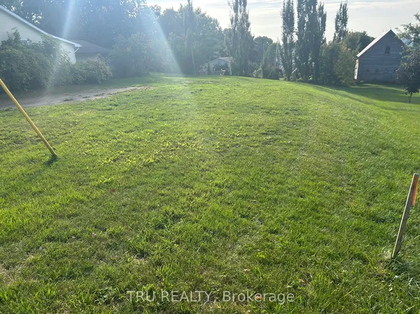 9 Wellington St W, Athens, ON K0E 1B0