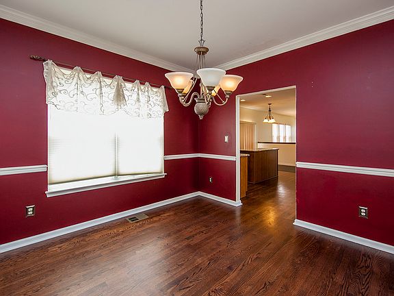 3rd image of 105 Sitlingtons Hill Ct