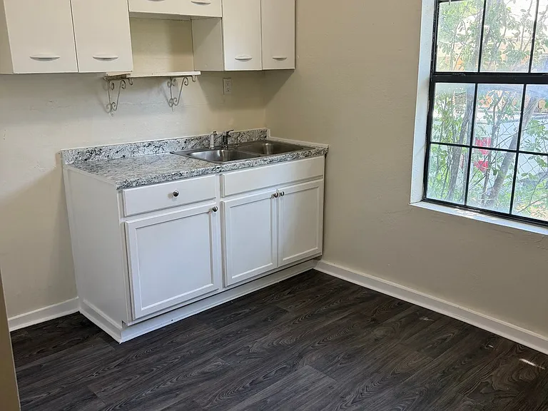 2026 Clay Ave #B — Photo 2