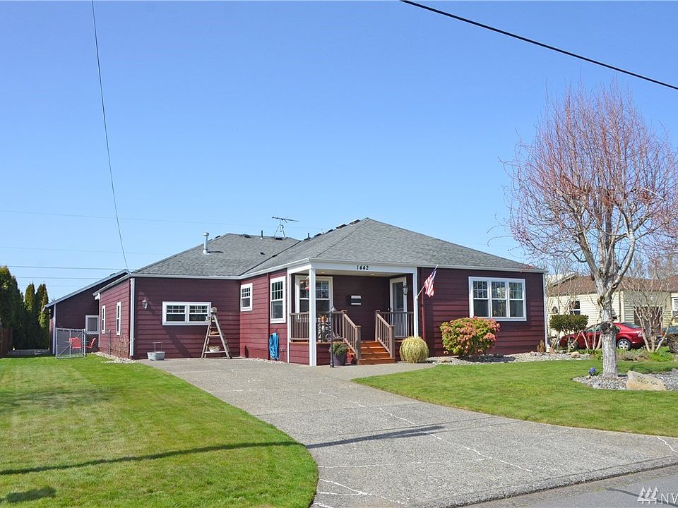 Front of house with plenty of parking.