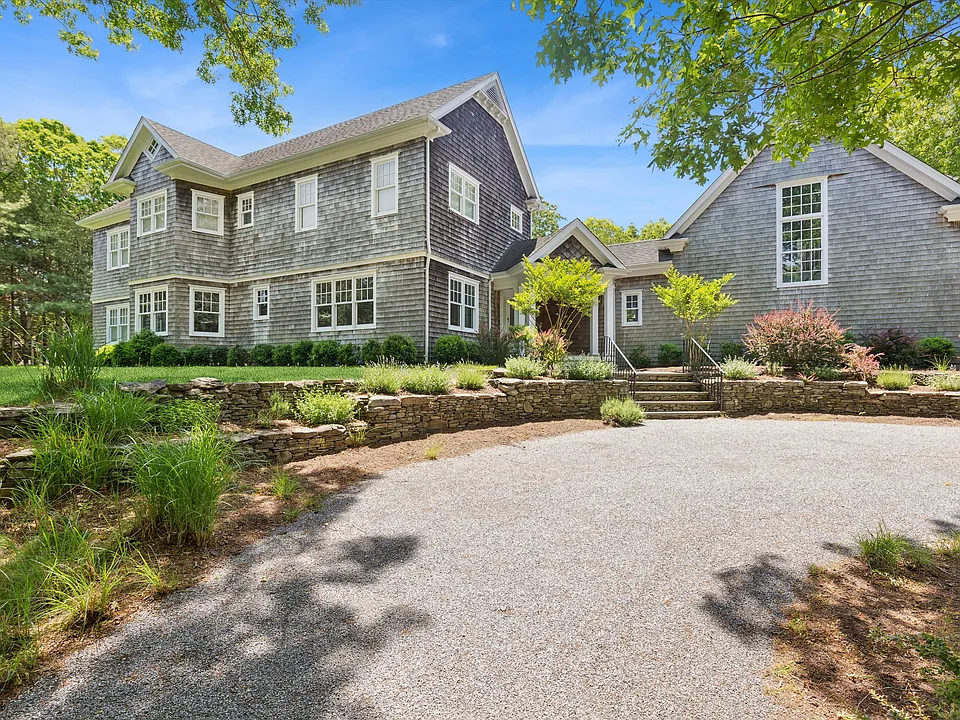 65 Pepperidge Ln