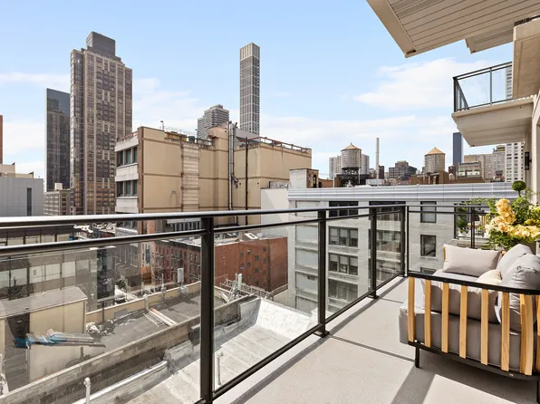 305 East 61st Street 901 image 3 of 10