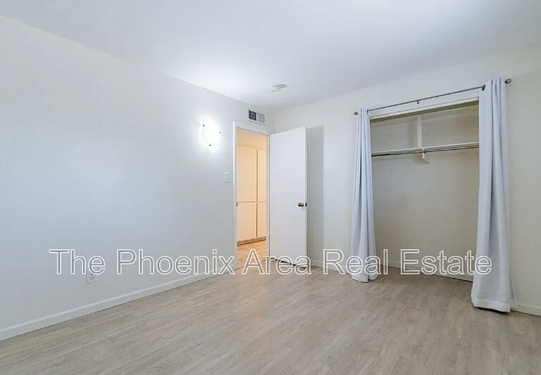 1001 E Campus Dr — Photo 15