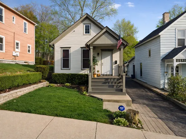 255 Bartlett Pl, Elgin, IL 60120