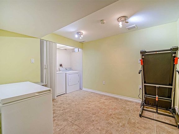 5th image of 75 William Curtis Cir