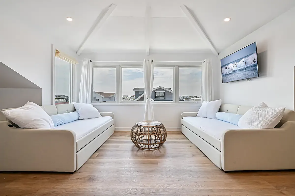 5 bed, 4.5 bath, $14,000 — Photo 2