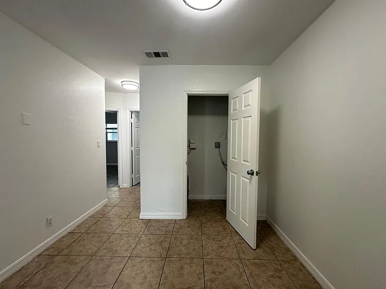 2640 NE 8th Ave — Photo 16