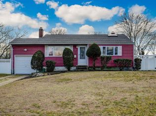 10 Florence Ct, Patchogue, NY 11772