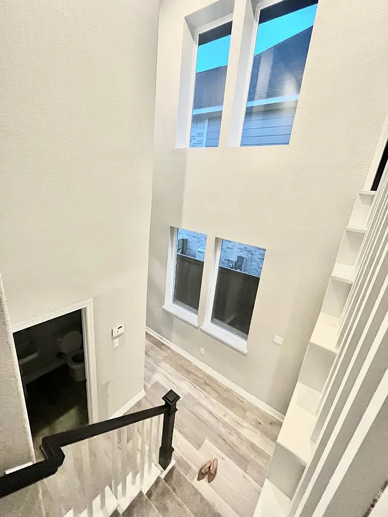 3 bed, 2.5 bath, 2057 sqft, $2,990 — Photo 3