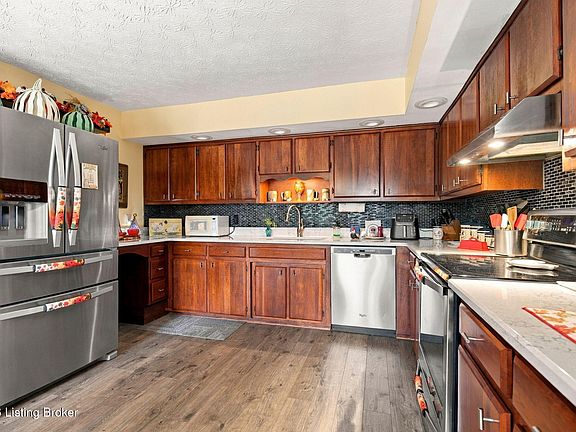 3rd image of 760 Avenstoke Rd