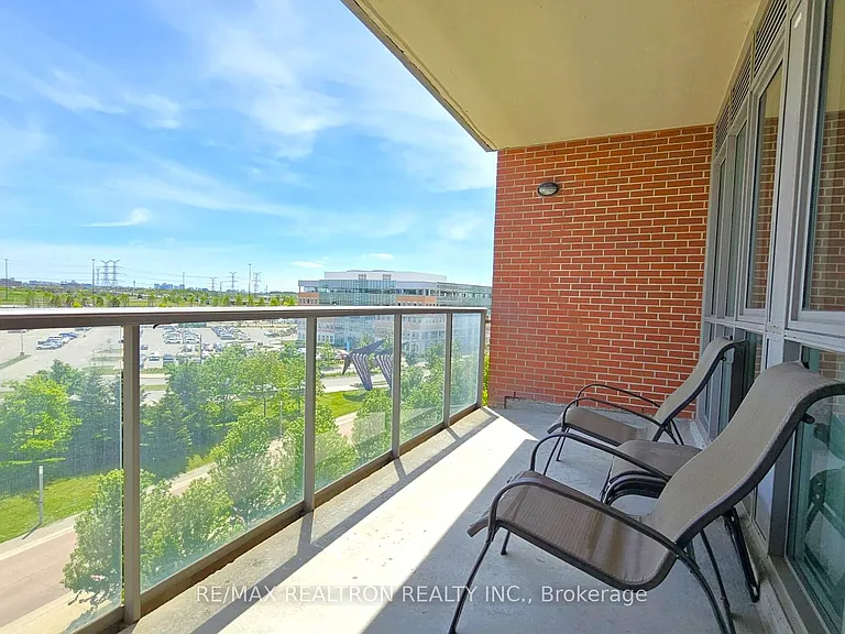 39 Upper Duke Cres #604 — Photo 2