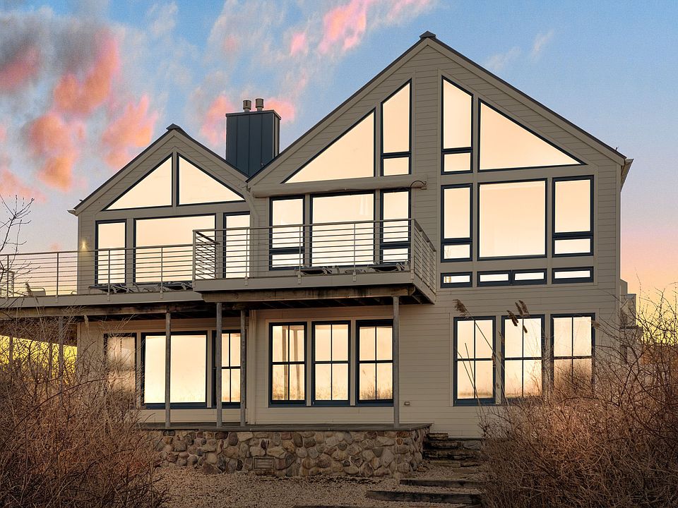 1st image of 320 W Lake Dr
