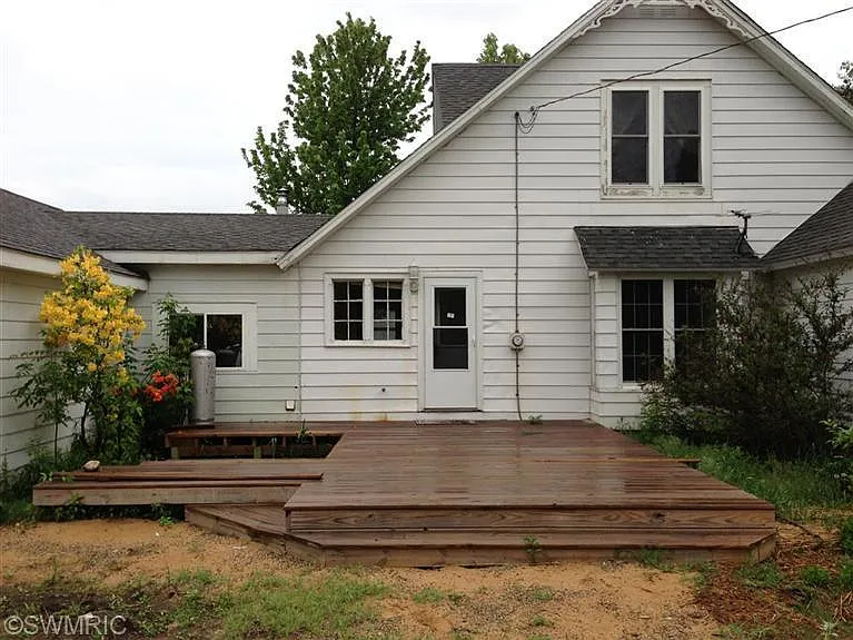 1642 64th St photo 1