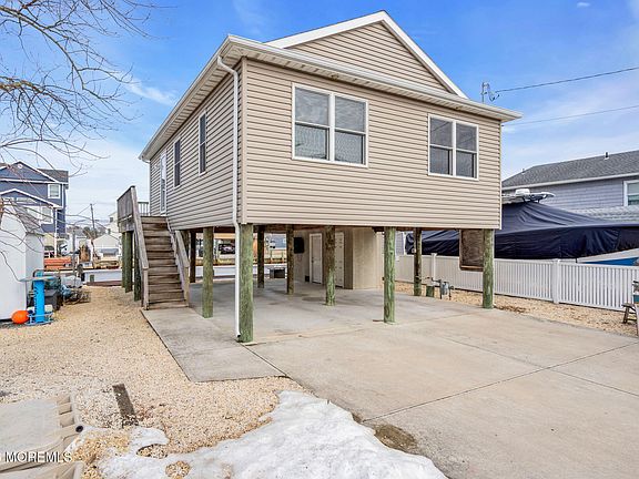 3rd image of 227 Cedar Dr