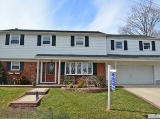611 Nimrod Ct, North Babylon, NY 11703