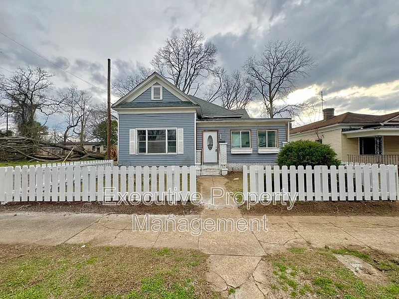 4 bed, 1.0 bath, 1146 sqft, $1,050 — Photo 1