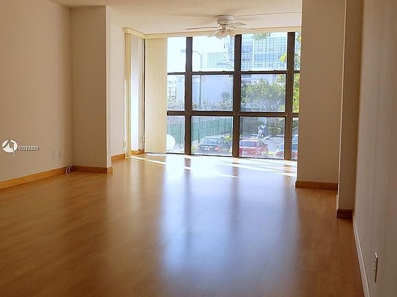 2nd image of 1000 Parkview Dr APT 216