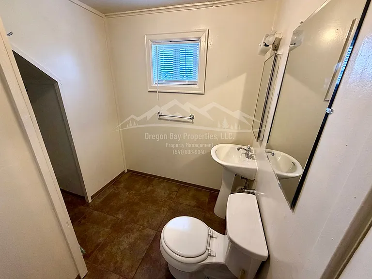 920 Winchester Ave — Photo 6