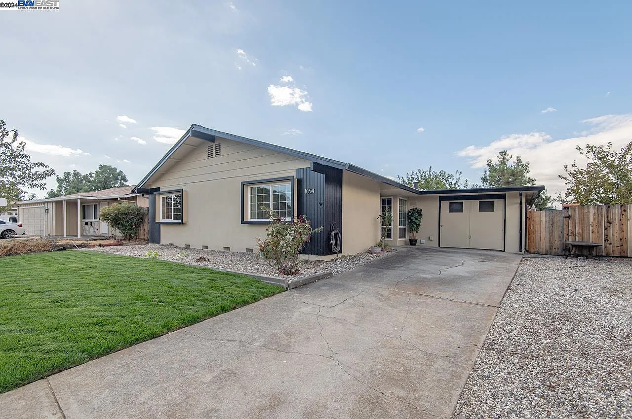 1654 Hollyhock St photo 1