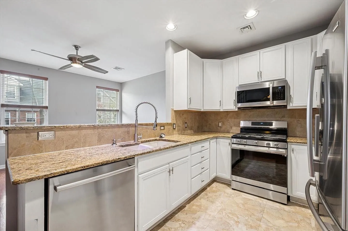 3 bed, 3.0 bath, 1700 sqft, $2,900 — Photo 3
