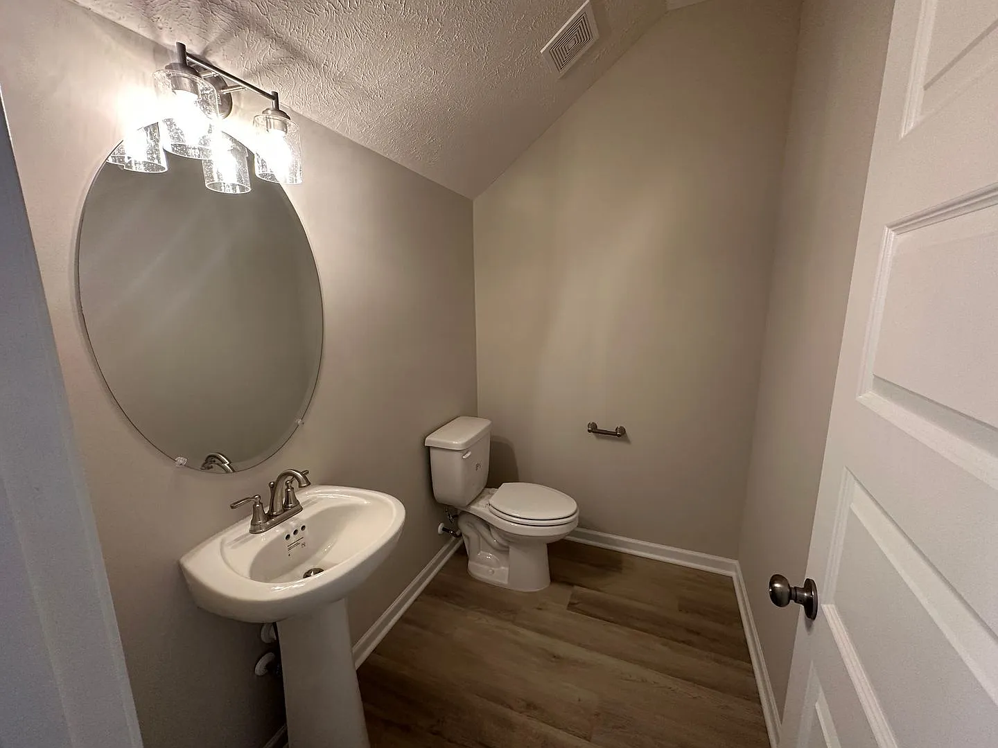 Beautiful 3 Bed 2.5 Bath Townhouse Near The Heart Of Shelbyville — Photo 4