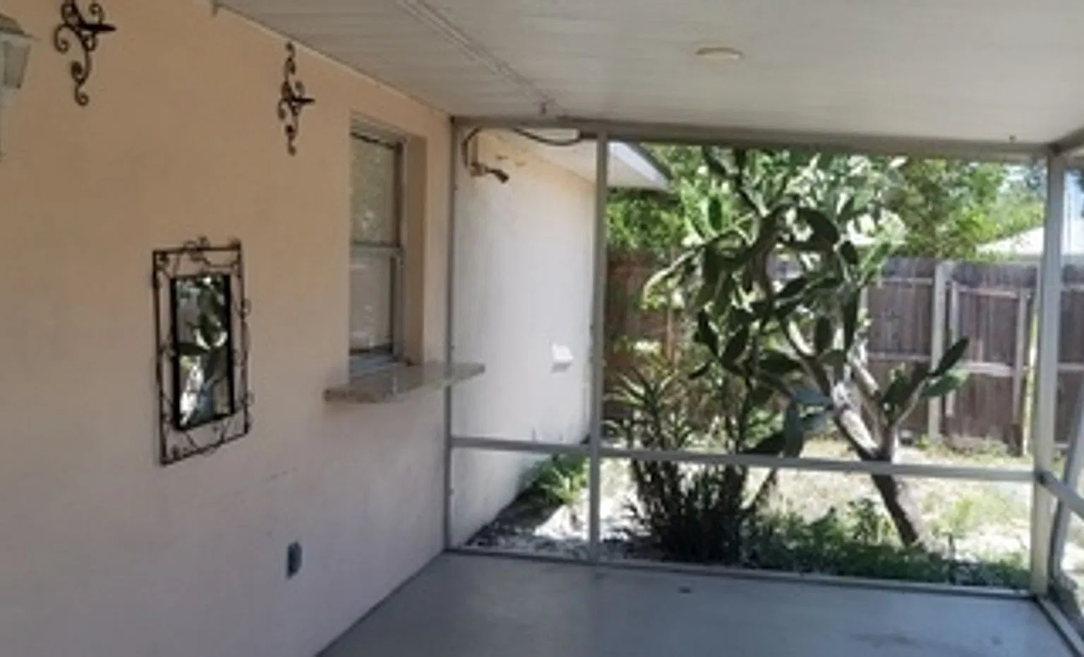 Centrally located 3-bedroom, 2 bath unfurnished single family home in non-deed restricted popular... — Photo 4
