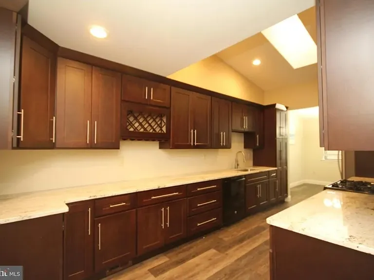 37 Easton Ct — Photo 7