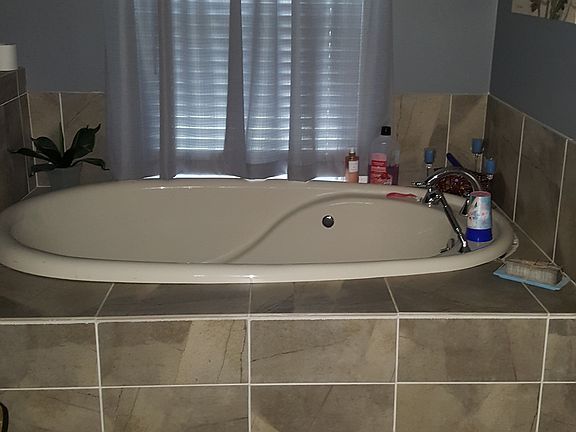 Jacuzzi tub in master bath