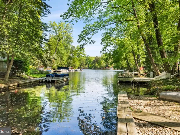 3800 Lakeview Ter, Falls Church, VA 22041