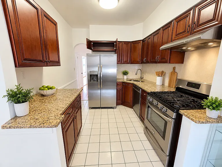 1120 E 53rd St #1 — Photo 4