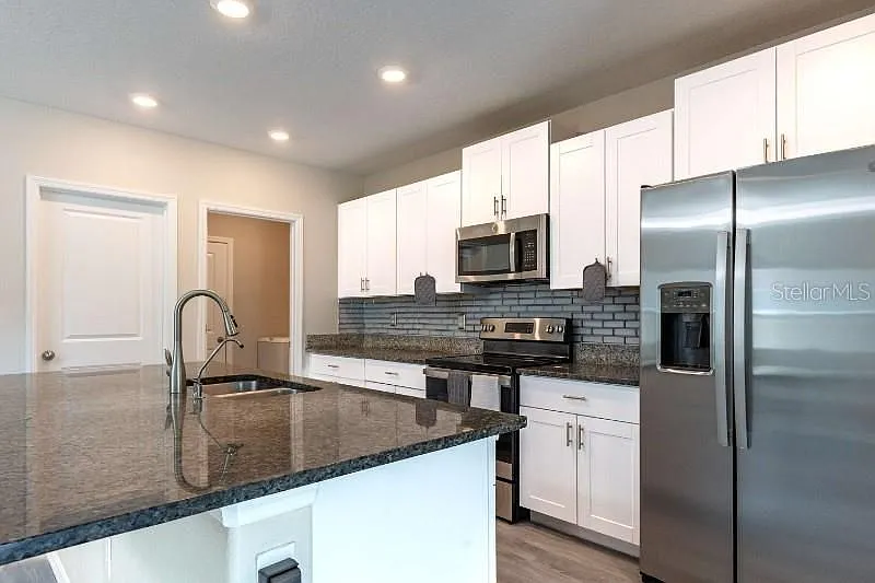 5 bed, 2.5 bath, 2389 sqft, $900 — Photo 2