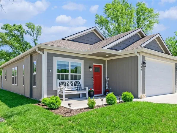 300 Vine St, Linwood, KS 66052