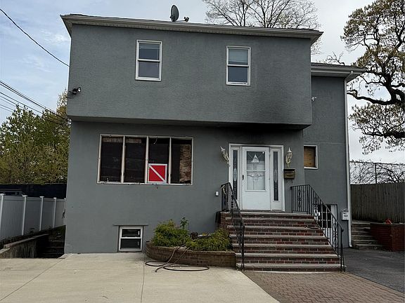 5th image of 215 Spring Street