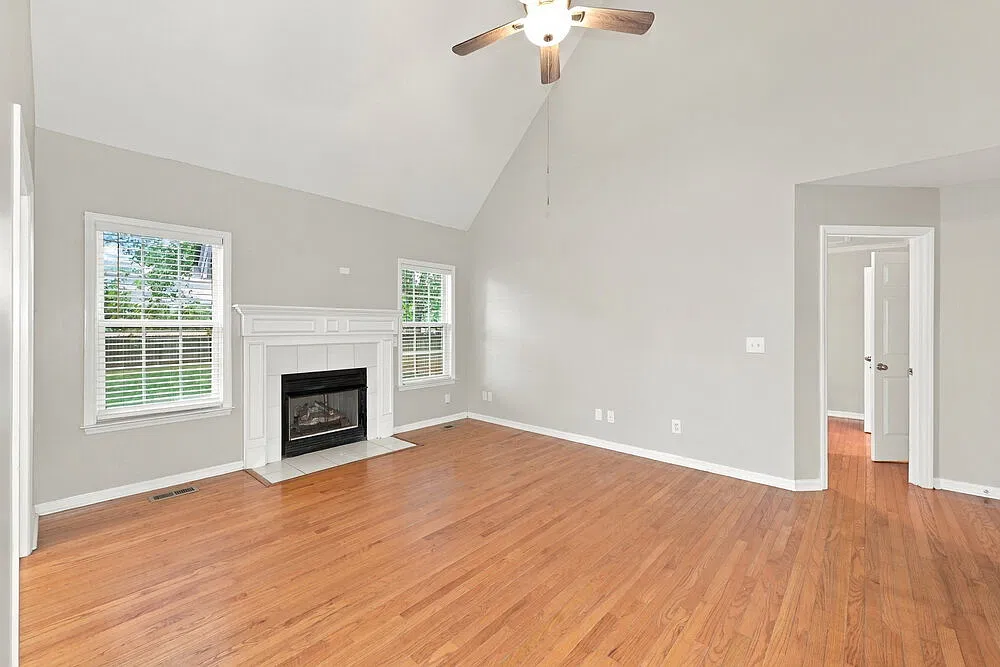 4 bed, 2.5 bath, 2338 sqft, $2,280 — Photo 3