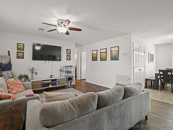 4th image of 609 W Smiser Rd