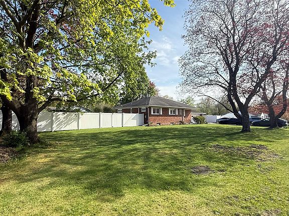 4th image of 60 Ryerson Rd