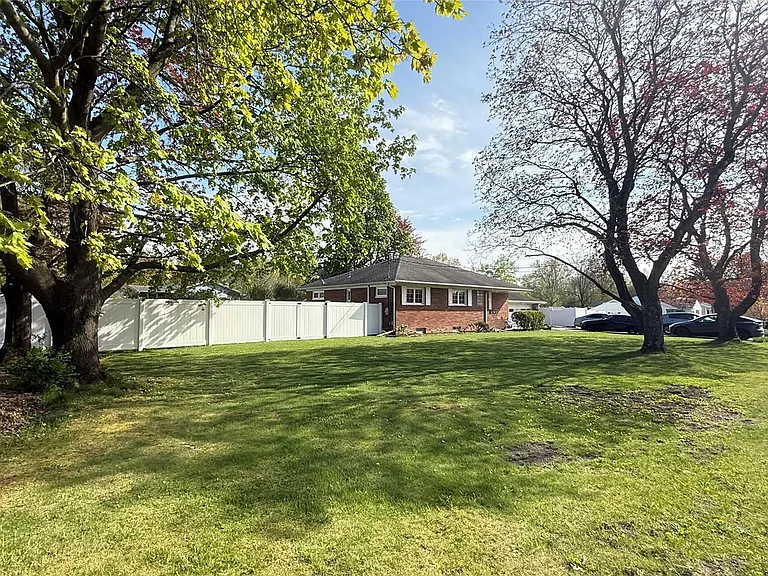 60 Ryerson Rd — Photo 4