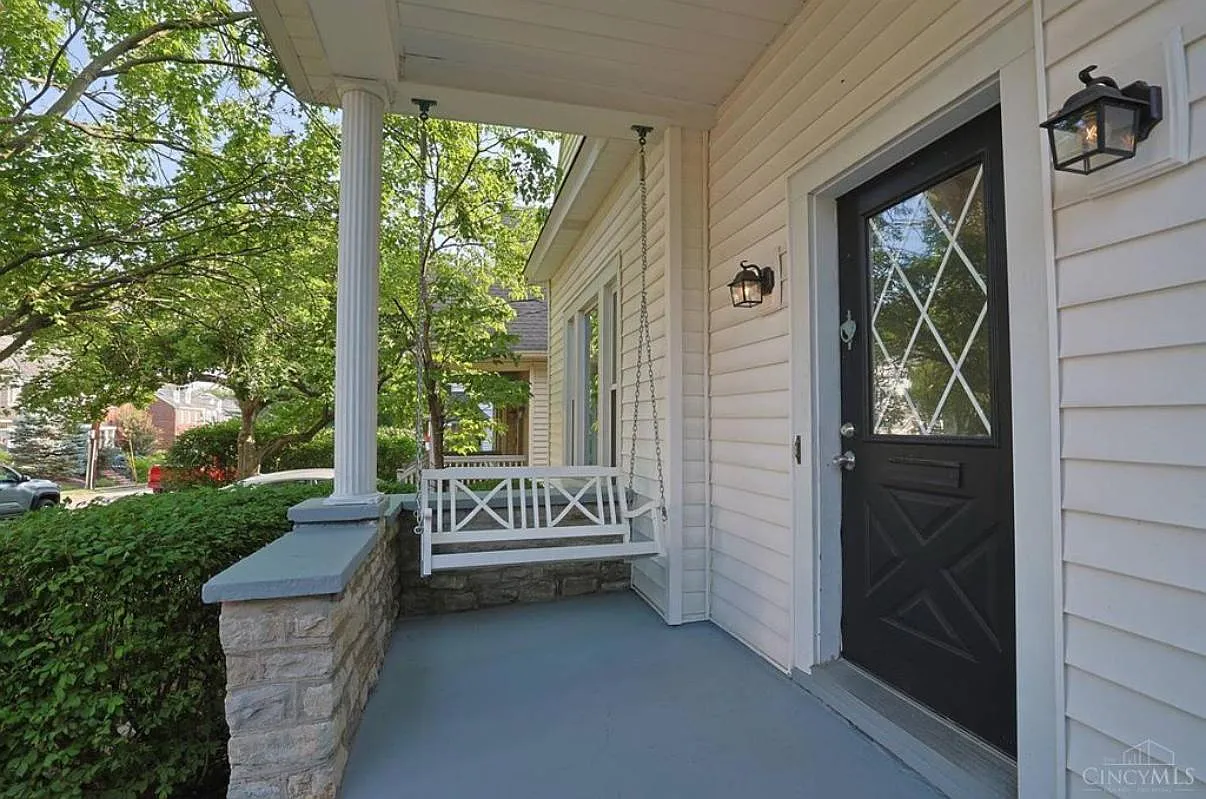 3 bed, 1.5 bath, 1694 sqft, $3,200 — Photo 2