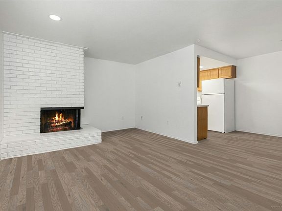 3rd image of 1121 S Woodlawn St #5