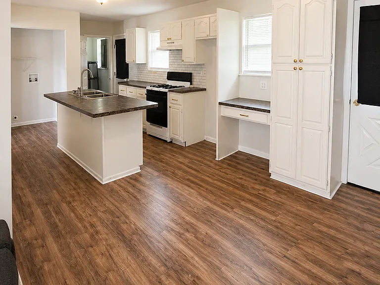 24 Fontainebleau Dr — Photo 7