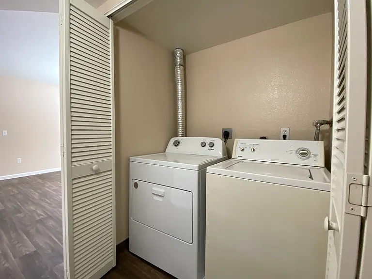Sunny Creek Apartments — Photo 12
