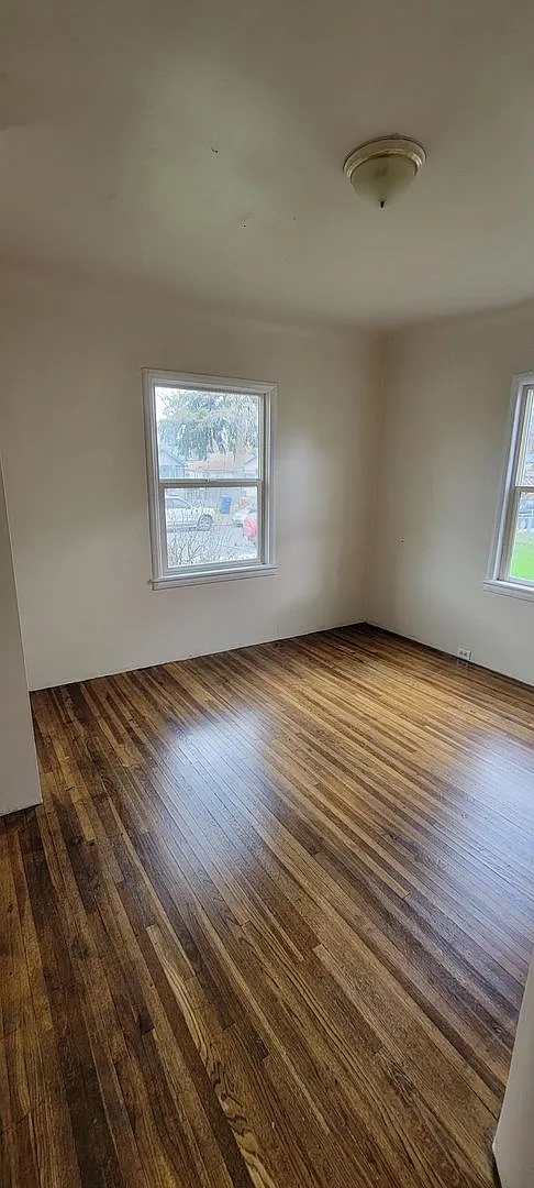 5 bedroom 2 bath home — Photo 3