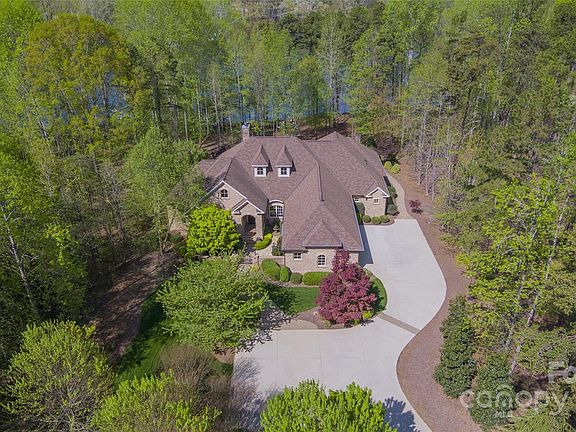 3rd image of 716 Scout Rd