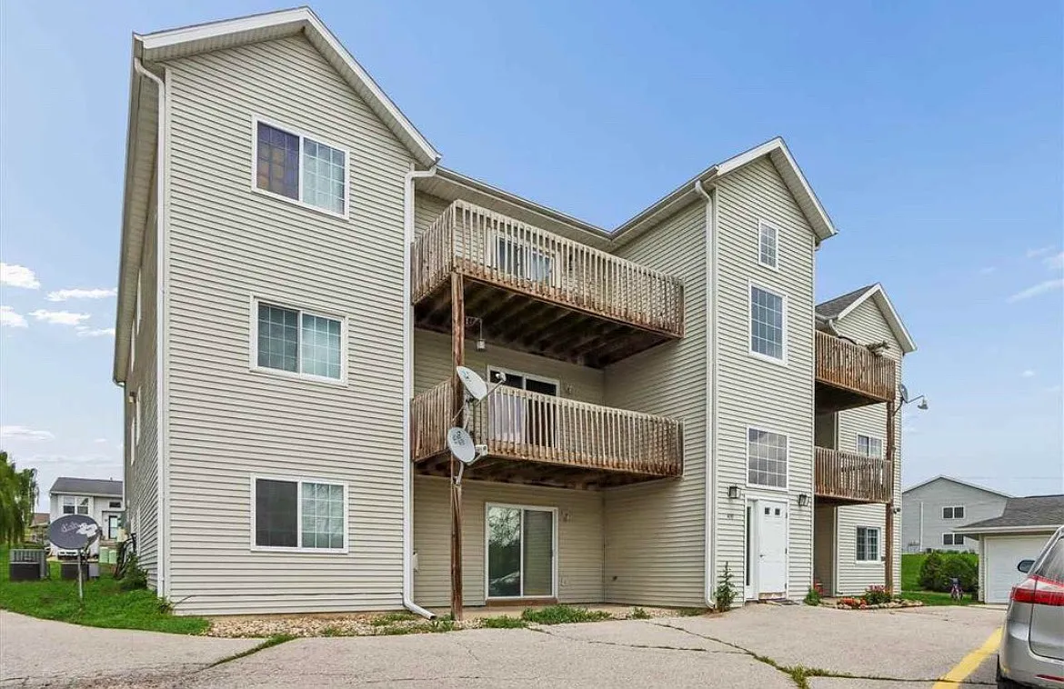 409 James Blvd — Photo 1