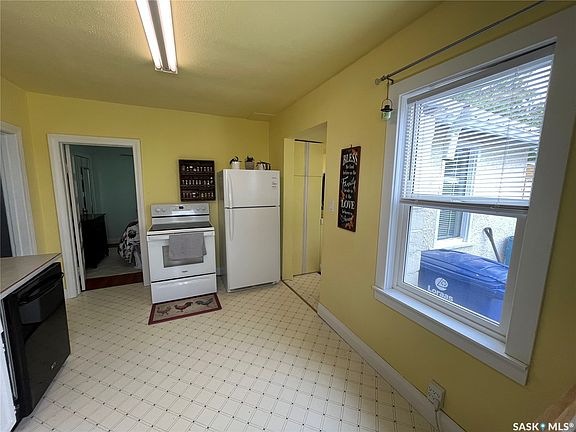 5th image of 273 2nd Avenue W
