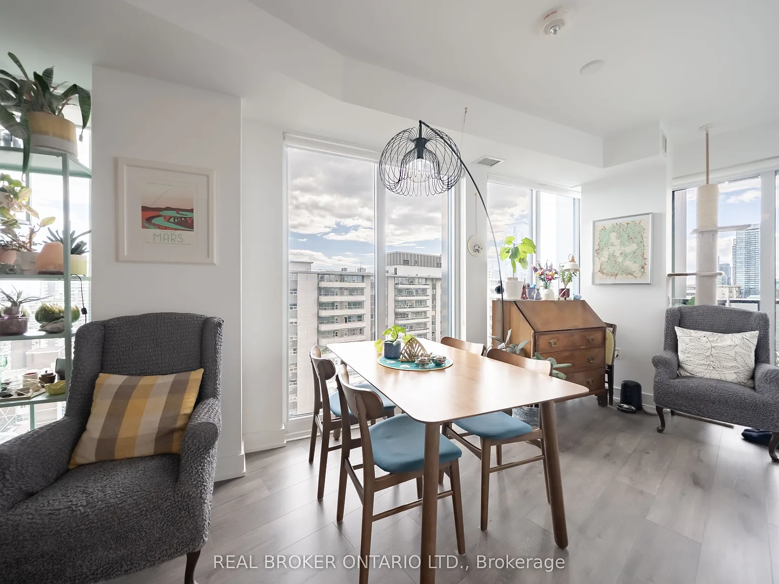 Via Bloor Condos — Photo 4