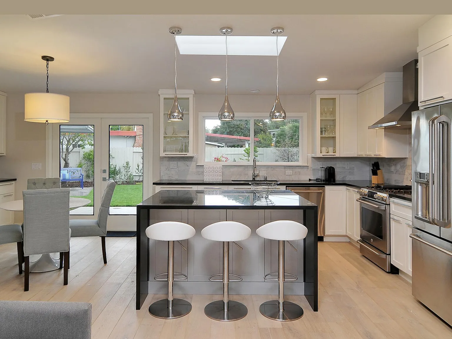 4 bed, 1450 sqft, $6,100 — Photo 1