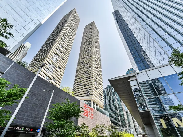 88 Harbour St #3611, Toronto, ON M5J 0C3