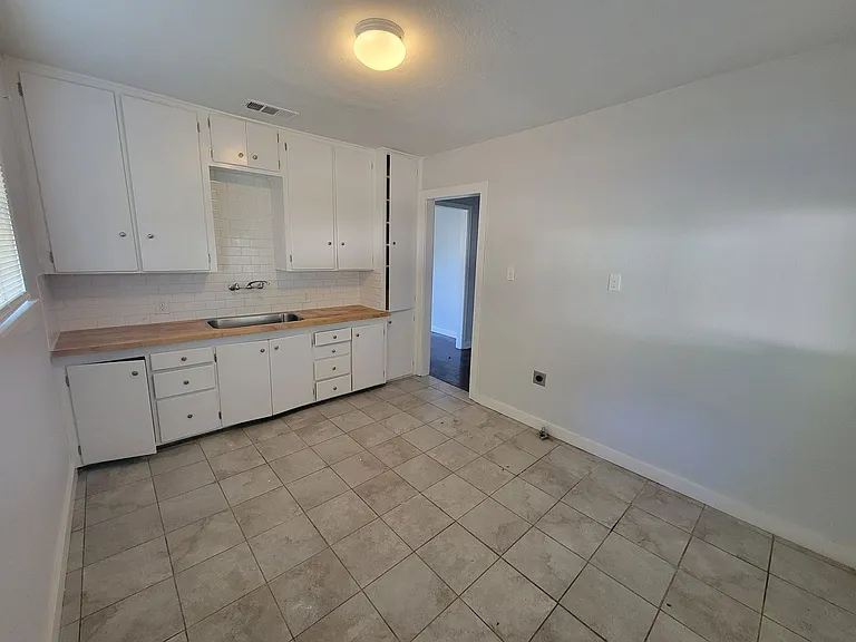 918 Preston St — Photo 15